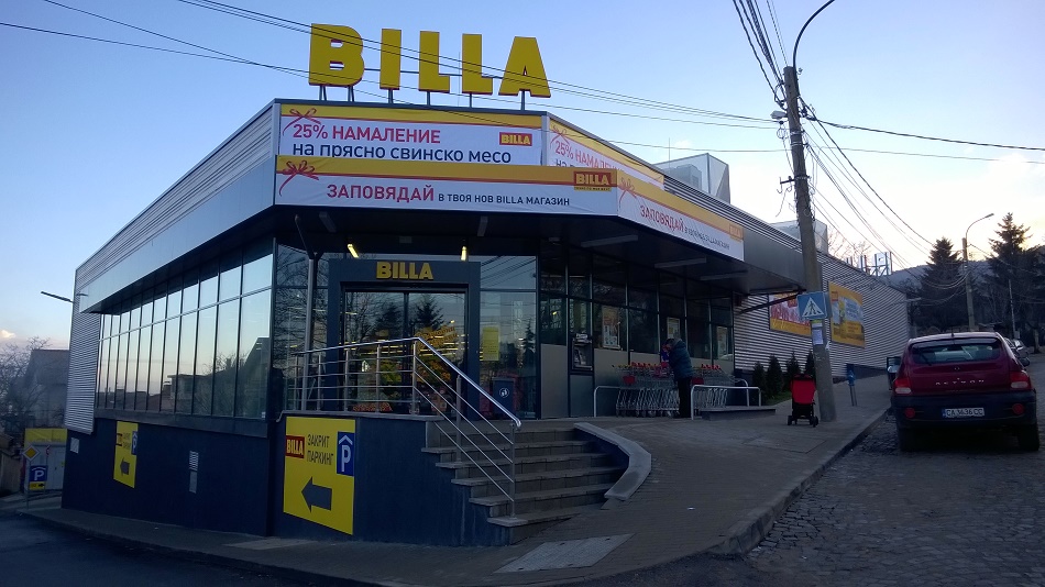 Front entrance of the supermarket